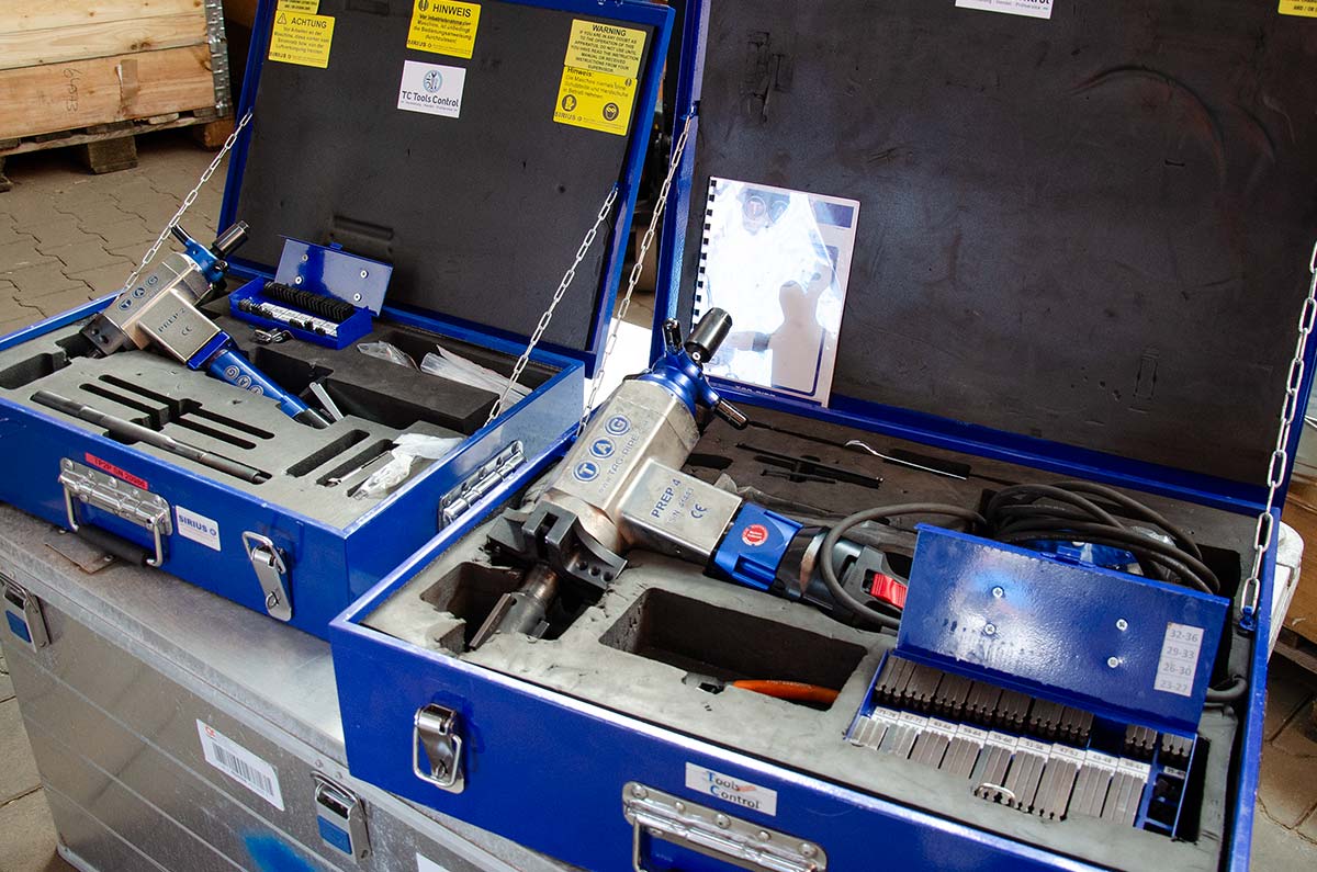 Zwei geöffnete blaue Werkzeugkoffer enthalten spezialisierte Pneumatikwerkzeuge und Einsätze in Schaumstoffeinlagen.